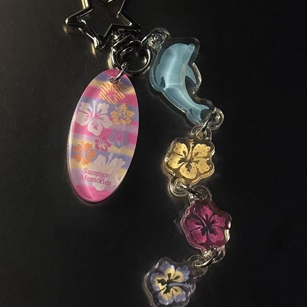 Llavero de verano con dijes ac - Tech Girl Accessories reseña y precio